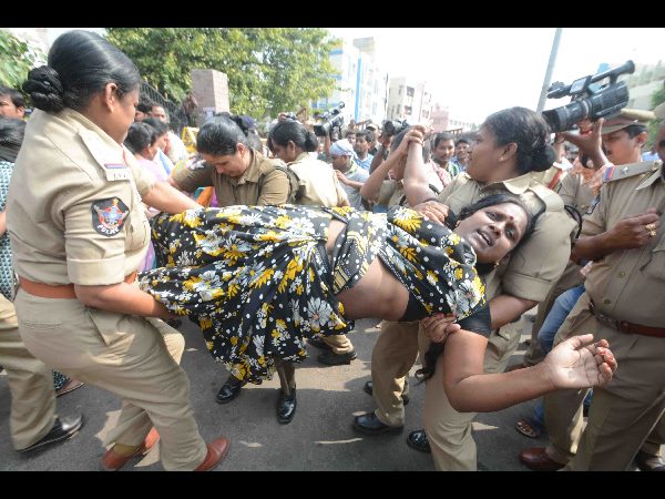 భారీగా అరెస్టులు
