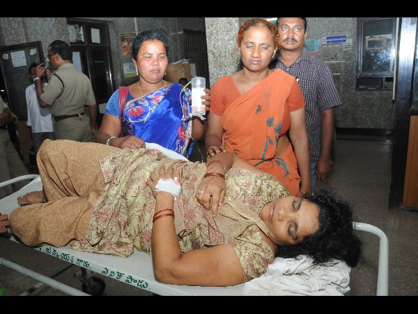 అంగన్వాడీ కార్యకర్తకు పోలీస్ వార్నింగ్: సొమ్మసిల్లి పడిపోయారు
