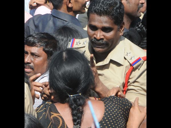 అంగన్వాడీ కార్యకర్తకు పోలీస్ వార్నింగ్: సొమ్మసిల్లి పడిపోయారు