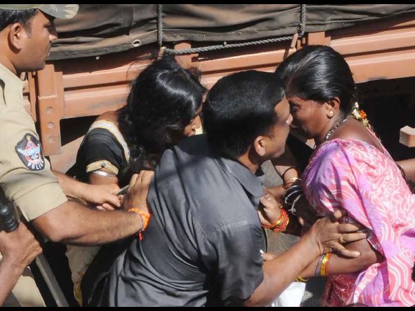 అంగన్వాడీ కార్యకర్తకు పోలీస్ వార్నింగ్: సొమ్మసిల్లి పడిపోయారు