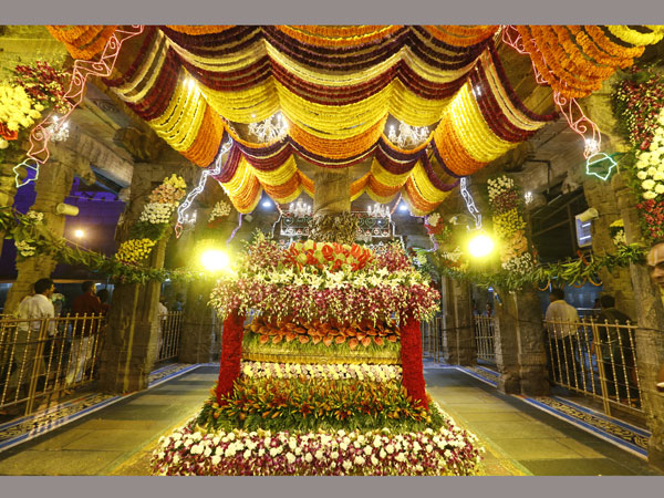 ప్రత్యేక అలంకరణతో దేవాలయం