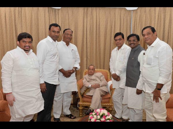 రాష్ట్రపతితో కాంగ్రెస్ నేతల భేటీ