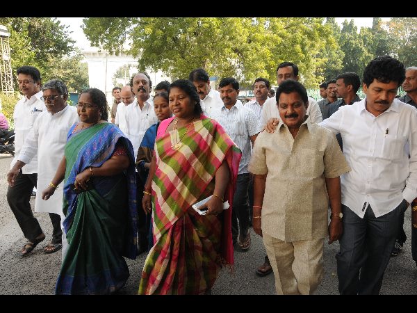 స్పీకర్పై అవిశ్వాసం నోటీస్