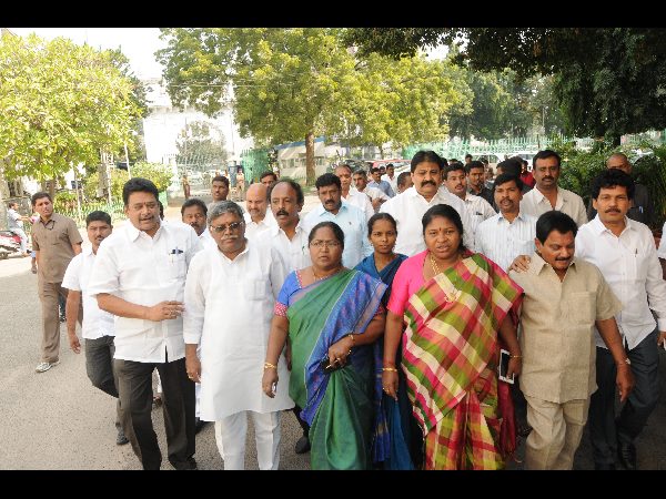 స్పీకర్పై అవిశ్వాసం నోటీస్