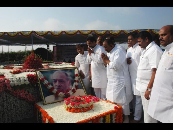 పీవీపై టిఆర్ఎస్ ప్రశంసలు, ఏపీలోని బందర్లో తెలంగాణ నేత విగ్రహం