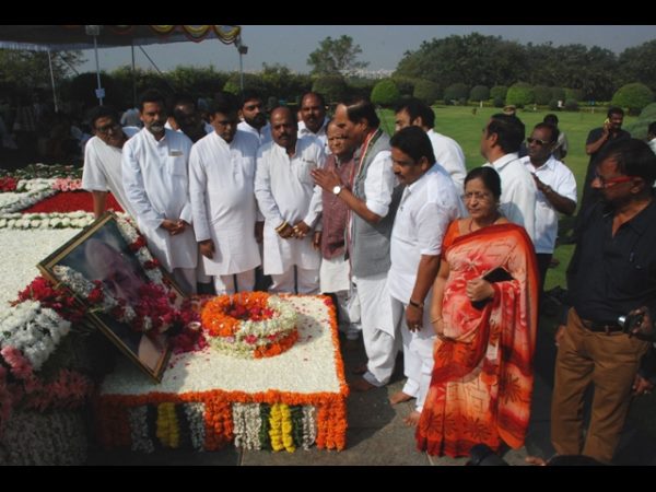పీవీపై టిఆర్ఎస్ ప్రశంసలు, ఏపీలోని బందర్లో తెలంగాణ నేత విగ్రహం