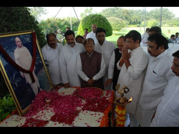 పీవీపై టిఆర్ఎస్ ప్రశంసలు, ఏపీలోని బందర్లో తెలంగాణ నేత విగ్రహం