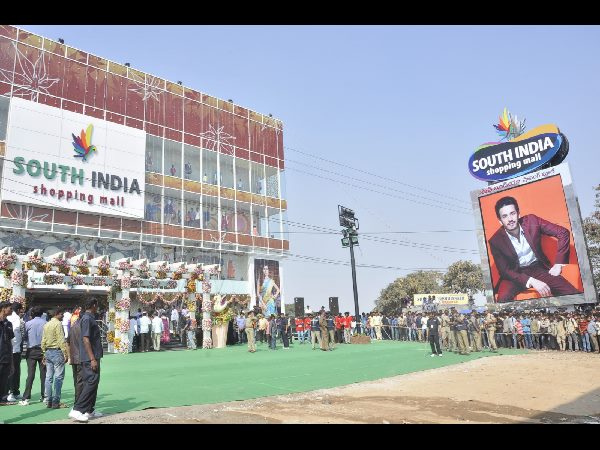 అత్తాపూర్ సౌత్ సందడి చేసిన హీరో అఖిల్ అక్కినేని, హీరోయిన్ రకుల్