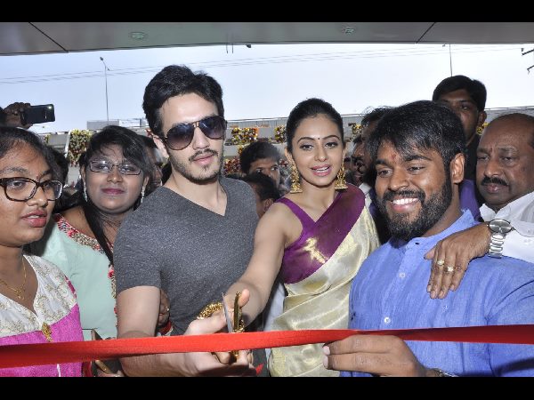 అత్తాపూర్ సౌత్ సందడి చేసిన హీరో అఖిల్ అక్కినేని, హీరోయిన్ రకుల్