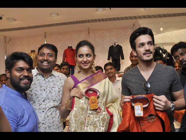 అత్తాపూర్ సౌత్ సందడి చేసిన హీరో అఖిల్ అక్కినేని, హీరోయిన్ రకుల్