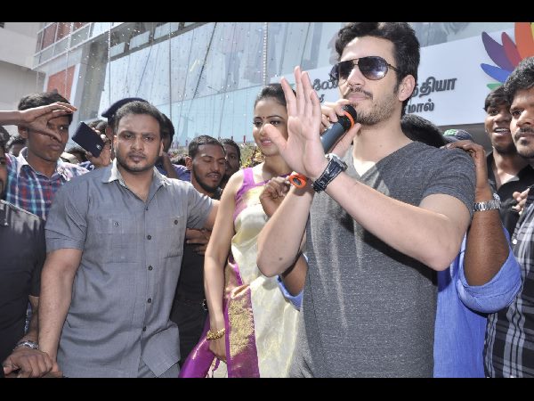 అత్తాపూర్ సౌత్ సందడి చేసిన హీరో అఖిల్ అక్కినేని, హీరోయిన్ రకుల్