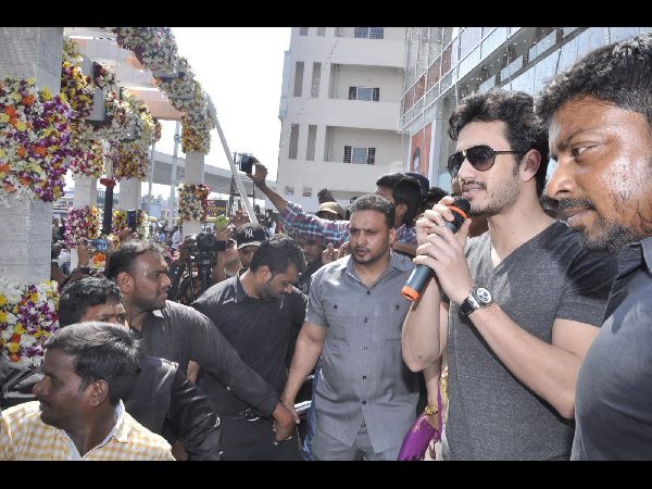 అత్తాపూర్ సౌత్ సందడి చేసిన హీరో అఖిల్ అక్కినేని, హీరోయిన్ రకుల్