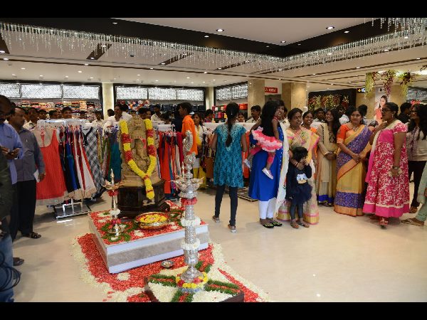 అత్తాపూర్ సౌత్ సందడి చేసిన హీరో అఖిల్ అక్కినేని, హీరోయిన్ రకుల్