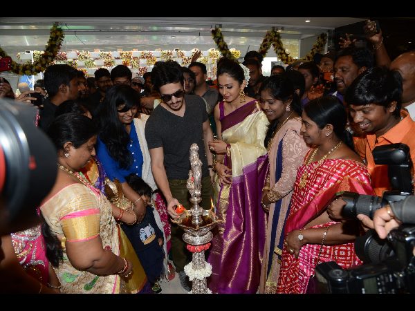 అత్తాపూర్ సౌత్ సందడి చేసిన హీరో అఖిల్ అక్కినేని, హీరోయిన్ రకుల్