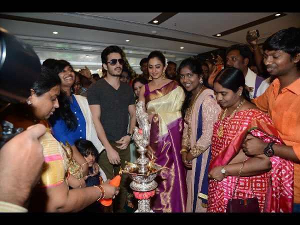 అత్తాపూర్ సౌత్ సందడి చేసిన హీరో అఖిల్ అక్కినేని, హీరోయిన్ రకుల్