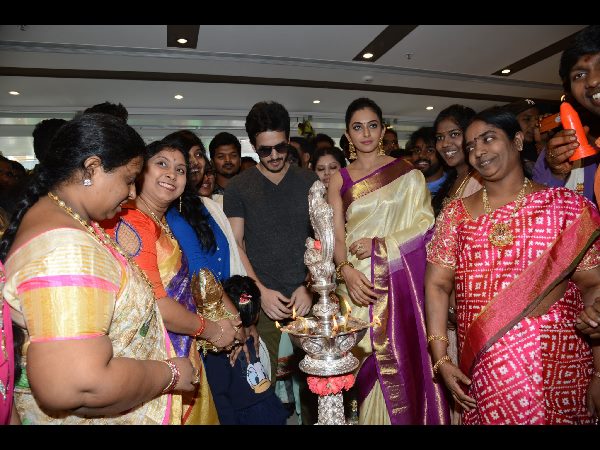 అత్తాపూర్ సౌత్ సందడి చేసిన హీరో అఖిల్ అక్కినేని, హీరోయిన్ రకుల్