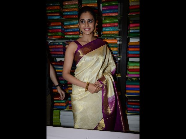 అత్తాపూర్ సౌత్ సందడి చేసిన హీరో అఖిల్ అక్కినేని, హీరోయిన్ రకుల్