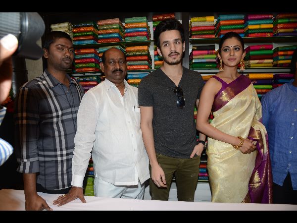 అత్తాపూర్ సౌత్ సందడి చేసిన హీరో అఖిల్ అక్కినేని, హీరోయిన్ రకుల్