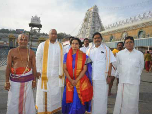 AP CM Wife Nara Bhuvaneswari Offers Prayer At Tirumala AP CM Wife Nara Bhuvaneswari Offers Prayer At Tirumala