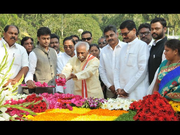మాజీ సీఎంకు నివాళి