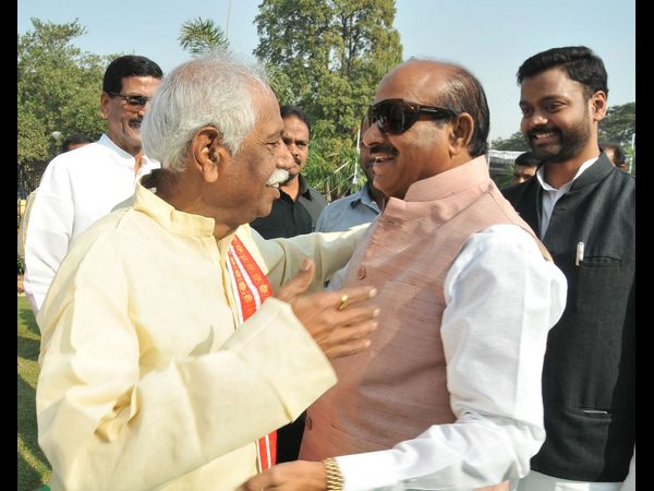 మాజీ సీఎంకు నివాళి