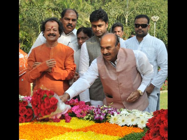 మాజీ సీఎంకు నివాళి