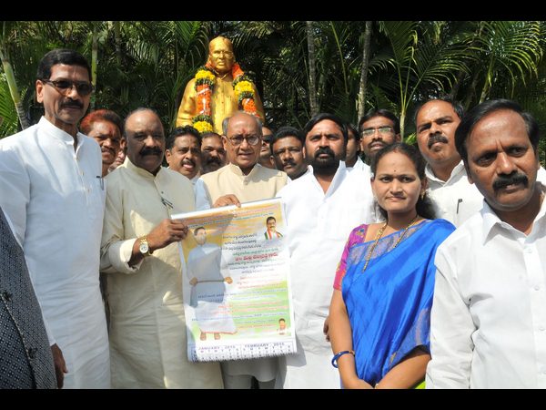 మాజీ సీఎంకు నివాళి