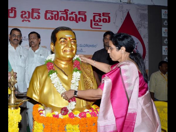 లోకేశ్ పలకరింపు: రక్తదానం చేసిన బ్రహ్మణి, భువనేశ్వరి