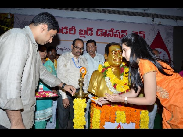 లోకేశ్ పలకరింపు: రక్తదానం చేసిన బ్రహ్మణి, భువనేశ్వరి