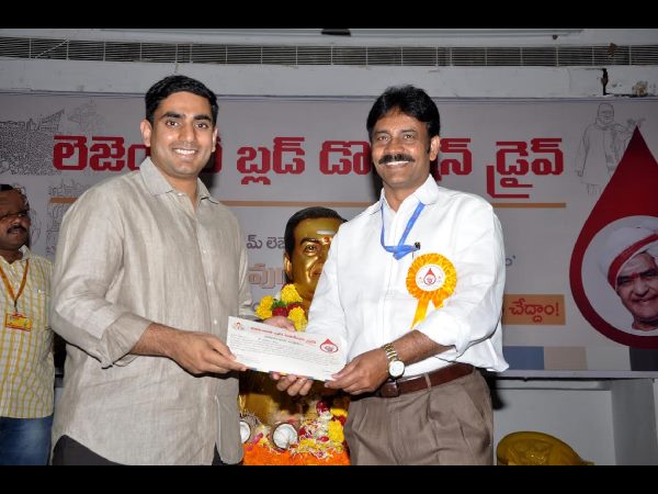 లోకేశ్ పలకరింపు: రక్తదానం చేసిన బ్రహ్మణి, భువనేశ్వరి