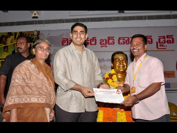 లోకేశ్ పలకరింపు: రక్తదానం చేసిన బ్రహ్మణి, భువనేశ్వరి