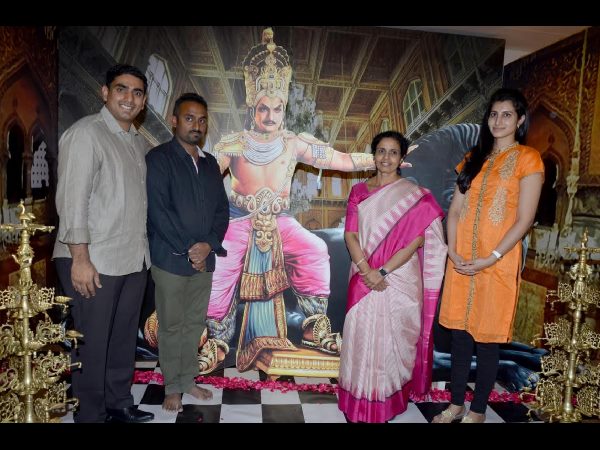 లోకేశ్ పలకరింపు: రక్తదానం చేసిన బ్రహ్మణి, భువనేశ్వరి