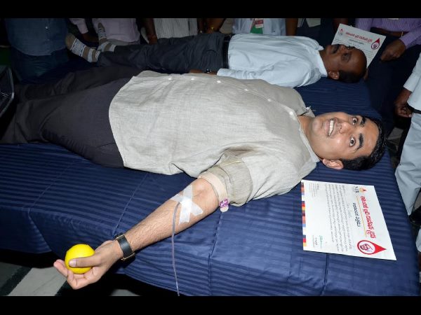 లోకేశ్ పలకరింపు: రక్తదానం చేసిన బ్రహ్మణి, భువనేశ్వరి