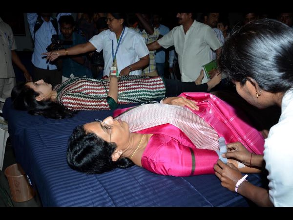 లోకేశ్ పలకరింపు: రక్తదానం చేసిన బ్రహ్మణి, భువనేశ్వరి