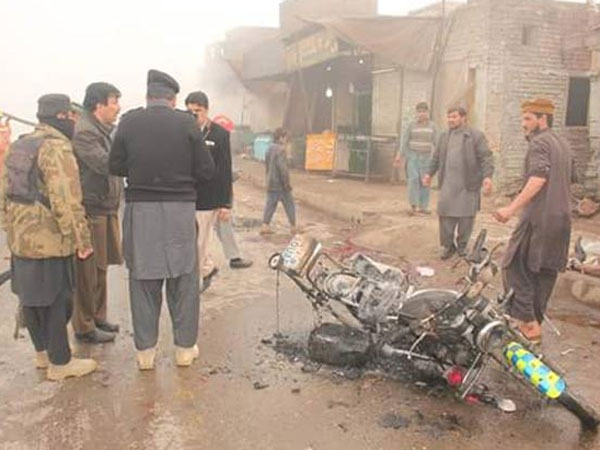 8 killed, 22 injured in Peshawar check post blast 8 killed, 22 injured in Peshawar check post blast