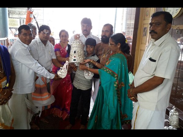 వెండి ఆభరణాల వితరణ