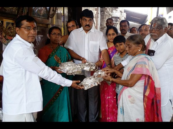 వెండి ఆభరణాల వితరణ