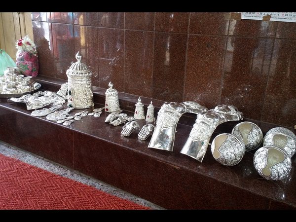 వెండి ఆభరణాల వితరణ