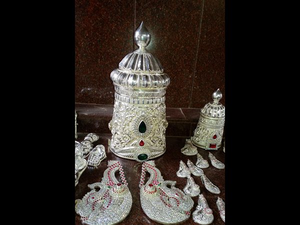 వెండి ఆభరణాల వితరణ
