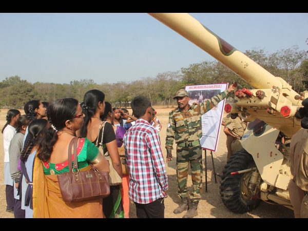 కంటోన్మెంట్లోని పోలో మైదానంలో ఆర్మీ ఆయుధాల ప్రదర్శన