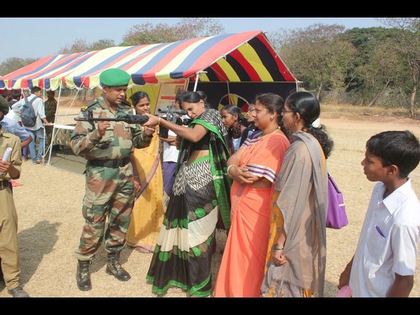 కంటోన్మెంట్లోని పోలో మైదానంలో ఆర్మీ ఆయుధాల ప్రదర్శన