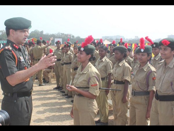 కంటోన్మెంట్లోని పోలో మైదానంలో ఆర్మీ ఆయుధాల ప్రదర్శన