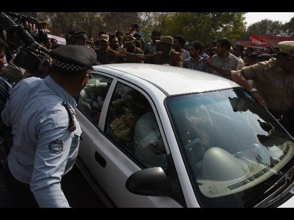 దీక్షా స్థలికి వచ్చిన వీసీ