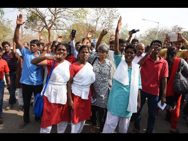 విద్యార్థులకు సంఘీభావం