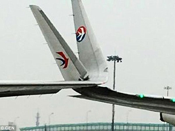 Shanghai plane's wing is sliced by another aircraft in a collision Shanghai plane's wing is sliced by another aircraft in a collision