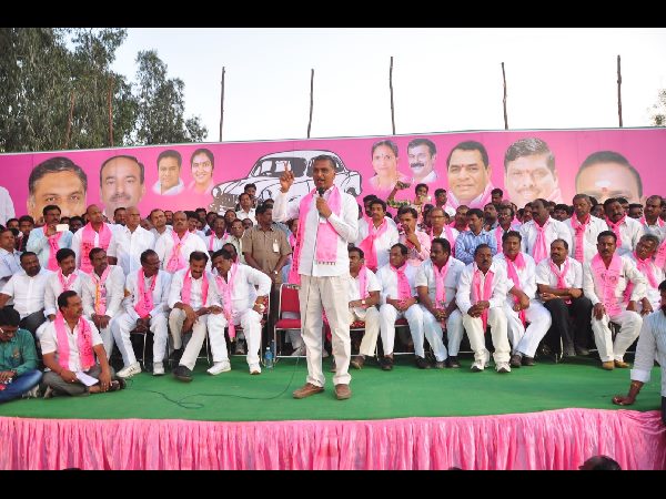 గ్రేటర్ ప్రచారంలో మంత్రి హరీశ్ రావు: పేలిన మాటల తూటాలు