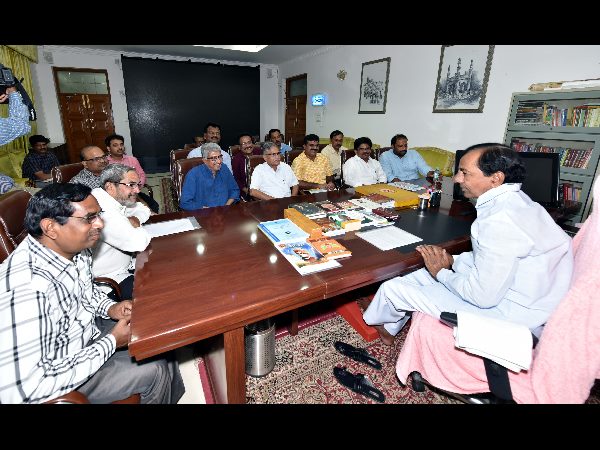 జర్నలిస్టులకు ఇళ్లు ఉండాలి...