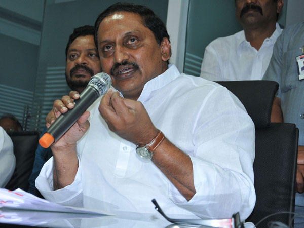 MIM activists attack Congress, BJP, TRS leaders: talking about Kiran Kumar Reddy MIM activists attack Congress, BJP, TRS leaders: talking about Kiran Kumar Reddy