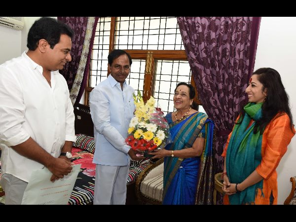 కెసిఆర్, కెటిఆర్లతో జమున