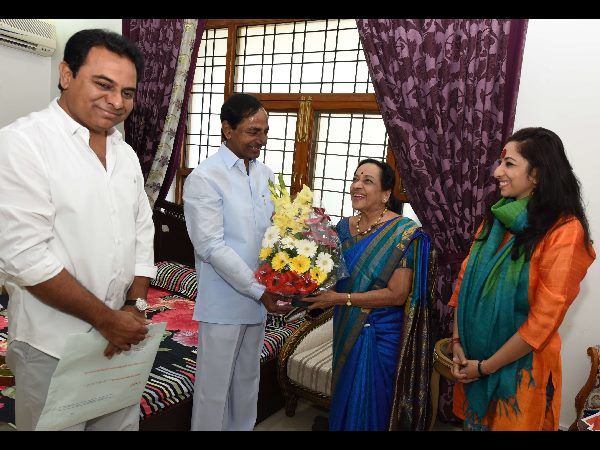 కెసిఆర్, కెటిఆర్లతో జమున